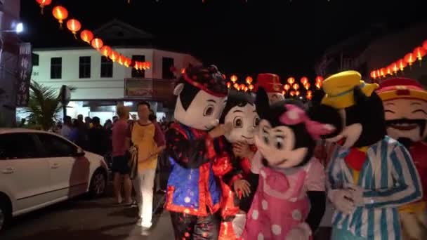 Maskot krysy a bůh bohatství je procházka na ulici během čínského nového roku. — Stock video