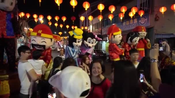 Folkmassor interagerar med maskotar på gatan — Stockvideo