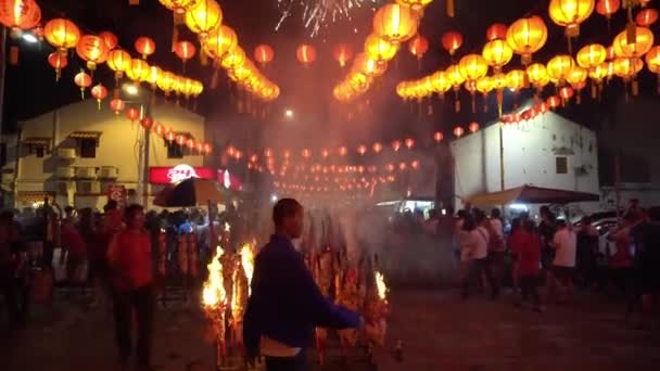 Wyświetlacz fajerwerków z czerwoną latarnią na pierwszym planie podczas chińskiego nowego roku. — Wideo stockowe
