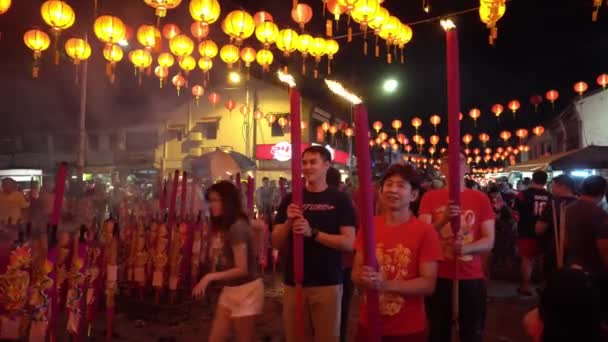 Κινέζοι προσεύχονται με κάψει το μεγάλο ραβδί Joss στο ναό κατά τη διάρκεια της κινεζικής νέο έτος. — Αρχείο Βίντεο