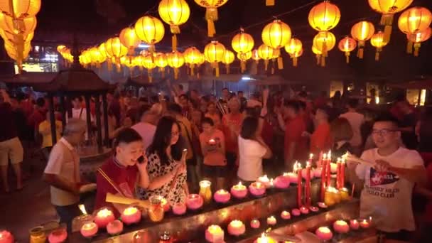 Miles de adoradores rezan en el Templo de la Diosa de la Misericordia . — Vídeo de stock