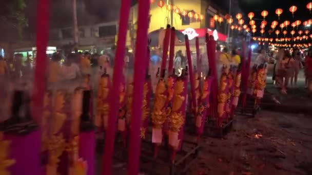 Verbrennung von rotem Drachenstab am Tempel. — Stockvideo