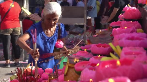 Mujer india quemar palo de incienso con luz de vela de loto — Vídeo de stock