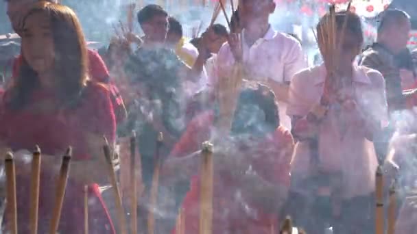 在农历新年期间，虔诚的人在庙宇里诚挚地祈祷. — 图库视频影像