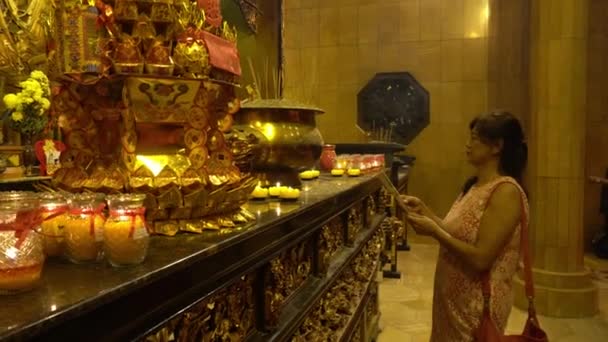 Китайский преданный молится в 9 императора . — стоковое видео