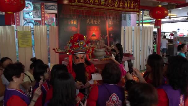 Publiek krijgen het teken en de foto van de god van de rijkdom bij Pek Gong Cheng. — Stockvideo