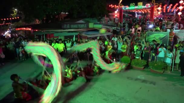 Chiński taniec smoka wykonać na świątyni węża. — Wideo stockowe