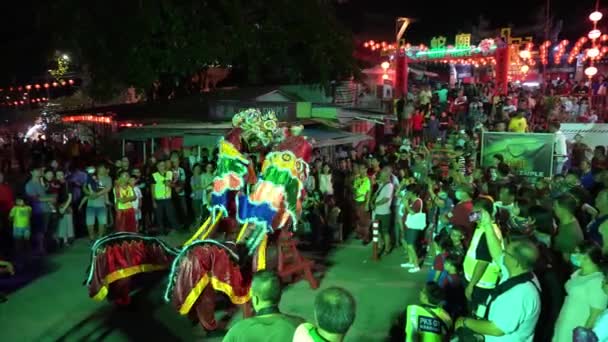 Tek boynuzlu at Çin Yeni Yılı boyunca kalabalığın önünde dans eder.. — Stok video