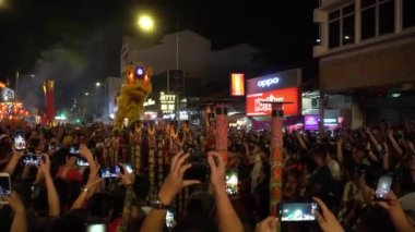 Aslan ayaklıklar üzerinde dans eder, kalabalıklar tarafından karşılanır..