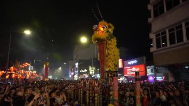 Aslan dansı herkese şans getirir..