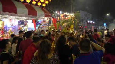 Çinli dindarlar Pengkalan Kaynağında yosun kağıdı biriktiriyorlar.