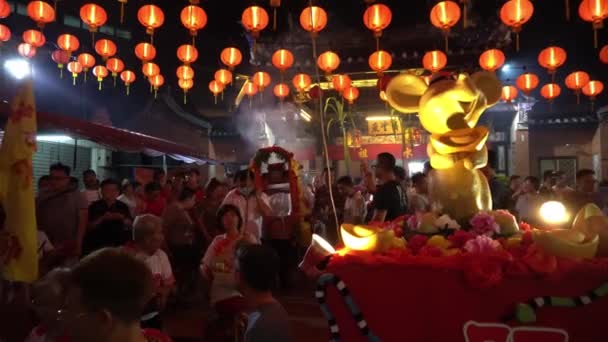 Dévots chinois portent encens encensoir de la divinité au temple du serpent. — Video