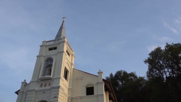 Architektur St.-Anna-Kirche unter blauem Himmel. — Stockvideo