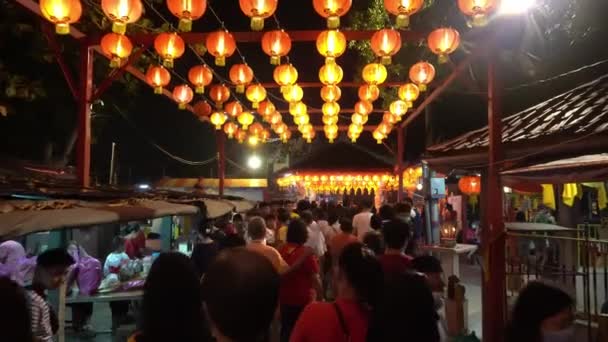 Drukte bezoek aan Chew Jetty tijdens Chinees Nieuwjaar ondanks coronavirus schrik. — Stockvideo