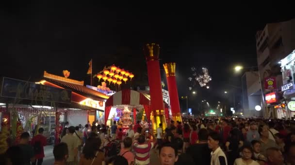 Fireworks during celebration Hokkien New Year. — Stock Video