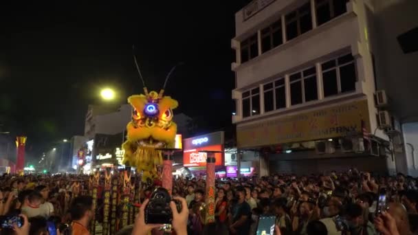 Stilt 'te LED aslan dansının muhteşem performansı.. — Stok video