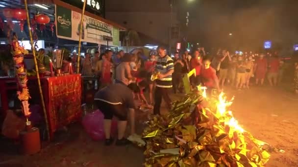 Kauwen volgelingen verbranden Joss papier vieren Jade Keizer verjaardag, — Stockvideo