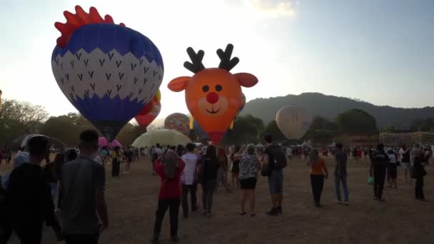 Folk besöker Padang Polo bevittna varmluftsballongen. — Stockvideo