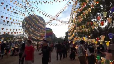 Ziyaretçi sıcak hava balonu festivaline girdi.