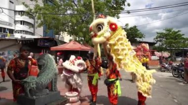 Güneşli bir günde aslan dansı ve ejderha dansı.