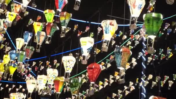 Színes hőlégballon papír kézműves kijelző éjjel fiesta alatt. — Stock videók