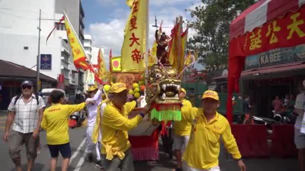 Processie parade bij Pengkalan Weld met draak boot. — Stockvideo