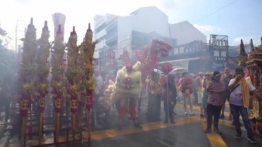 Aslan ve ejderha dumanın içinde dans eder Büyük ejderha joss çubuğuyla.