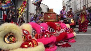 Sokakta aslan dansı davulları çalıyor.