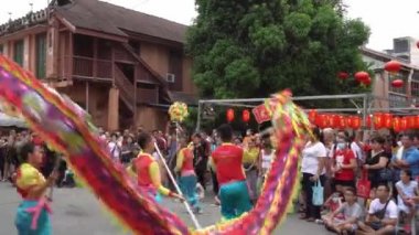 Sokaklarda ejderha dansı gösterisi.