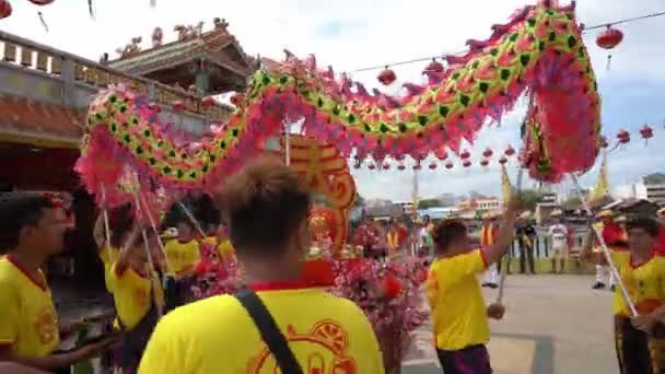 Dračí tanec výkon v čínském chrámu během čínského nového roku. — Stock video
