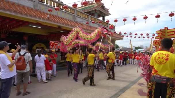 Танцевальное представление дракона в Хин Бу Теанском храме . — стоковое видео
