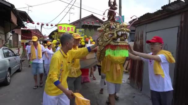 Smocza łódź niesie bóstwo Jade Emperor na ulicy. — Wideo stockowe