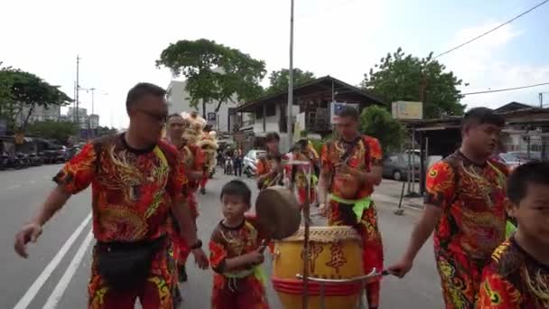 Dzieciak uderzył bęben grać muzykę do tańca lwa na ulicy. — Wideo stockowe