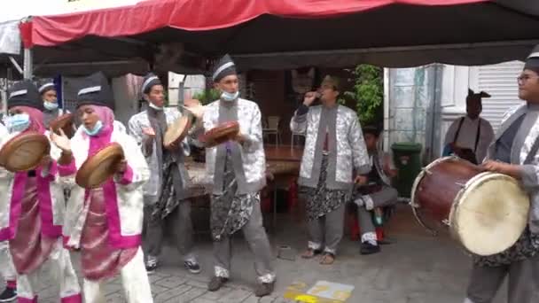 I malesi cantano, tamburo in strada durante celebrazione. — Video Stock
