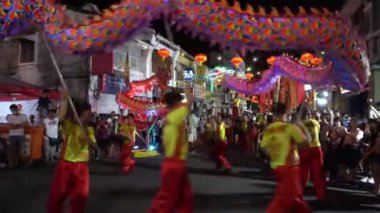 Çin Yeni Yılı 'nda sokakta LED Dragon dansı aksiyonu.