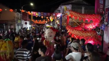 Çinliler Çin 'in yeni yıl kutlamalarına katılırlar..