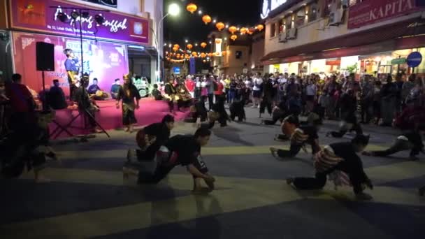 Malajsky tradiční Silat vystupovat na ulici během miaohui. — Stock video