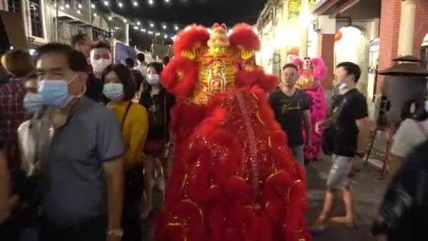 Seguire il retro della passeggiata di danza del leone in strada durante il capodanno cinese. — Video Stock