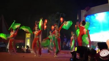 Çin Yeni Yılı 'nda Çinliler hayranlarıyla dans ediyor..