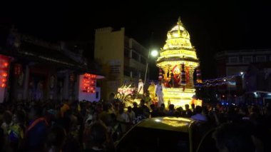 Altın savaş arabası Han Cheang Tapınağı 'nın önüne geç..