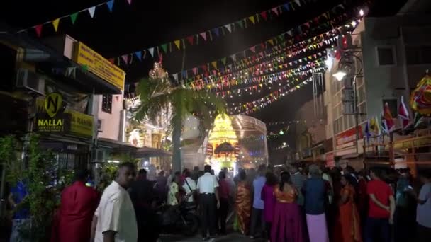 Hinduističtí oddaní se scházejí na Srí Maha Mariamman Temple, aby se podívali na zlatý vůz — Stock video