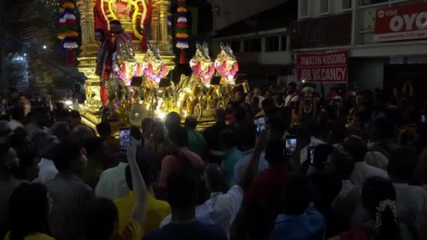 Hinduističtí oddaní nosí vel na kulatý zlatý vůz" — Stock video