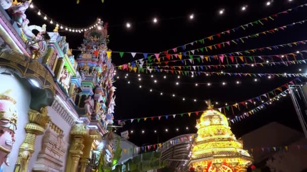 Tilt shot golden chariot at Penang Queen Street. — Stock Video