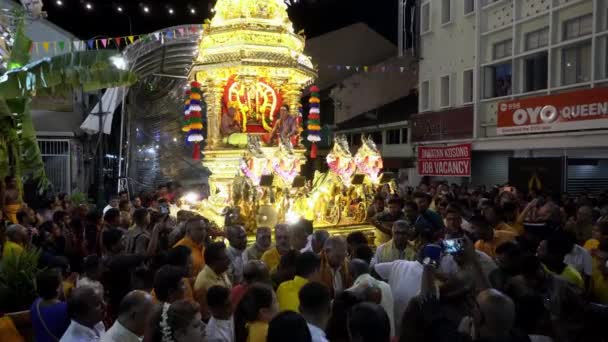 Carro d'oro inizio processione in strada tirato da devoti. — Video Stock
