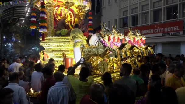 Des dévots qui offrent de vénérer. Nouveau chariot doré première procession de temps à la rue. — Video