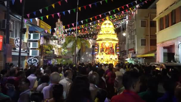 Wielki tłum hinduskich wielbicieli tłoczył Sri Maha Mariamman Temple — Wideo stockowe