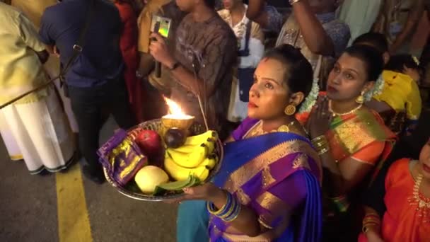 Hindu kadın, tanrıya sunulan hindistancevizi ve meyve saksısı taşıyor.. — Stok video