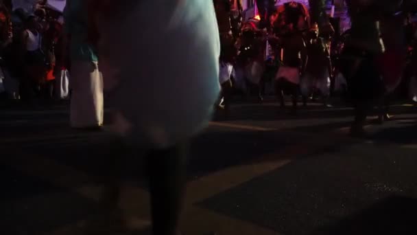 Focus kavadi jambe du porteur danse à la rue à l'aube. — Video