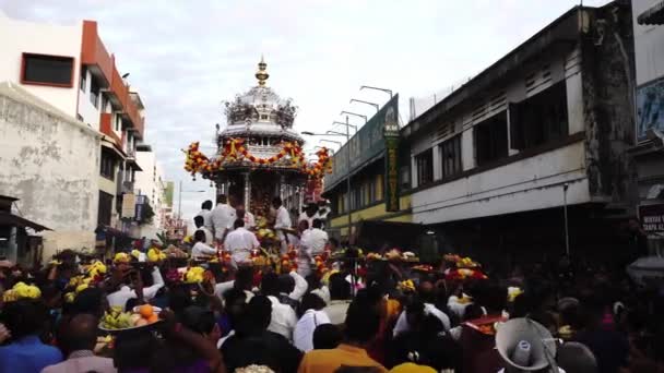 Processione di carro d'argento segnano l'inizio di Thaipusam. — Video Stock