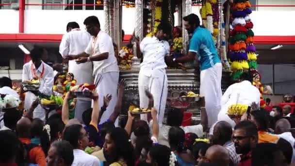 Toegewijden sluiten zich jaarlijks aan bij het offer aan de godheid tijdens het Thaipusam festival. — Stockvideo